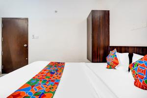 Ένα ή περισσότερα κρεβάτια σε δωμάτιο στο FabHotel Pride Image - Rajarajeshwari Nagar +18 φωτογραφίες