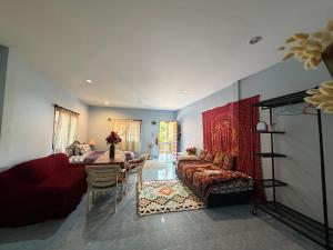 Χώρος καθιστικού στο Bohemian apartment at Ya Nui beach