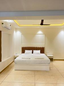 En eller flere senge i et værelse på Aagneyam Grand Resort