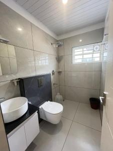 Et badeværelse på Aagneyam Grand Resort