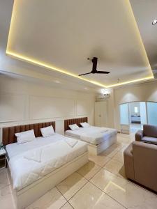 En eller flere senge i et værelse på Aagneyam Grand Resort