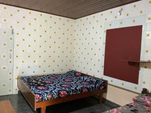 En eller flere senge i et værelse på Isiri Holiday Homes