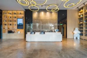 ein Laden mit einer weißen Theke und einem großen Kronleuchter in der Unterkunft Starway Hotel Chongqing Nanbin Road Riverview in Chongqing