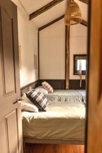 two twin beds in a room with a mirror at Fully renovated cabin in Villa Cerro Castillo, Patagonia in Villa Cerro Castillo