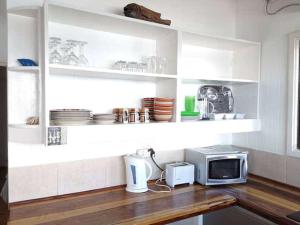 Η κουζίνα ή μικρή κουζίνα στο 180 Degrees Ocean View Dune House +9 φωτογραφίες