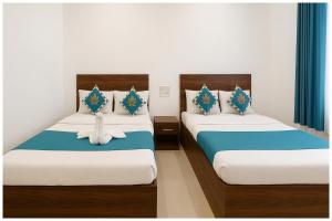 Giường trong phòng chung tại Chaitanya Vihar, Meraden NV Residency near Prem Temple and Bankey Bihari Temple and Premanand Maharaj - Free Wi-Fi -Parking and Restaurant Facilities - Fully Air conditioning Luxuary Room +16 ảnh