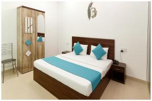 Giường trong phòng chung tại Chaitanya Vihar, Meraden NV Residency near Prem Temple and Bankey Bihari Temple and Premanand Maharaj - Free Wi-Fi -Parking and Restaurant Facilities - Fully Air conditioning Luxuary Room