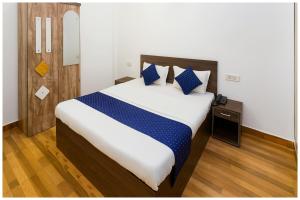 Giường trong phòng chung tại Chaitanya Vihar, Meraden NV Residency near Prem Temple and Bankey Bihari Temple and Premanand Maharaj - Free Wi-Fi -Parking and Restaurant Facilities - Fully Air conditioning Luxuary Room