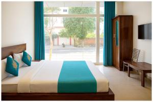 Giường trong phòng chung tại Chaitanya Vihar, Meraden NV Residency near Prem Temple and Bankey Bihari Temple and Premanand Maharaj - Free Wi-Fi -Parking and Restaurant Facilities - Fully Air conditioning Luxuary Room