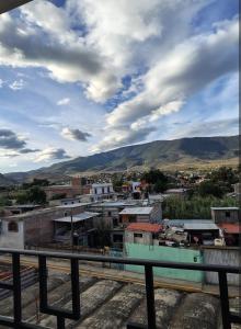La casa se los abuelos في San Pablo Villa de Mitla: اطلالة على مدينة فيها جبال في الخلفية