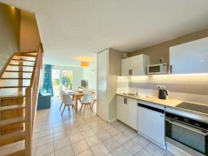 Η κουζίνα ή μικρή κουζίνα στο La Traversante du Mas, 6 pers piscine à Calvisson