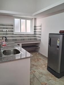 Η κουζίνα ή μικρή κουζίνα στο Srivaari Residency Villa