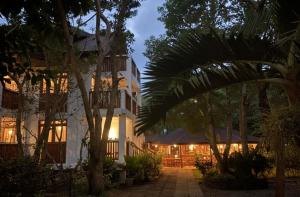 邦劳帕西路拿旅馆的一座前面有棕榈树的建筑