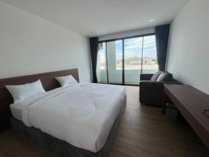 Ένα ή περισσότερα κρεβάτια σε δωμάτιο στο J&P Hotel Sriracha