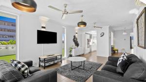 TV/trung tâm giải trí tại Three-Bedroom Apartment at Marquis