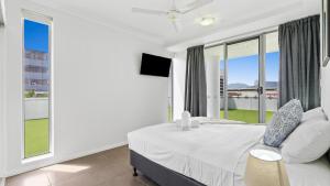 Giường trong phòng chung tại Three-Bedroom Apartment at Marquis +18 ảnh