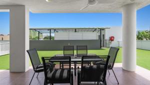 Sân trong/khu vực ngoài trời tại Three-Bedroom Apartment at Marquis