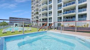 Hồ bơi trong/gần Three-Bedroom Apartment at Marquis