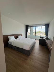 Ένα ή περισσότερα κρεβάτια σε δωμάτιο στο J&P Hotel Sriracha