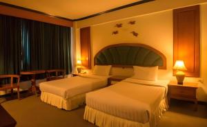 Ένα ή περισσότερα κρεβάτια σε δωμάτιο στο Thepnakorn Hotel