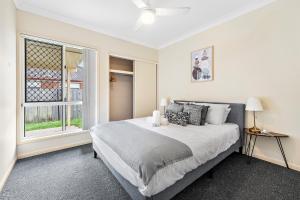 Ένα ή περισσότερα κρεβάτια σε δωμάτιο στο Urban Escape Spacious Home in Rothwell Sleeps 8