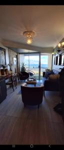 Χώρος καθιστικού στο 210 at Beach