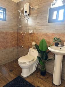 Ένα μπάνιο στο Art Studio Loft Apartment with Stunning Views