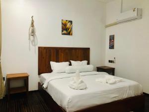 a bedroom with two beds with towels on them at Kthorm Nesat Koh Kong in Phumĭ Stœ̆ng Vêng