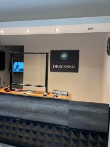 eine Rezeption mit einem Schild an der Wand in der Unterkunft Hotel Descanso in Santa Ana Chiautempan