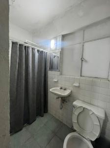 ein Badezimmer mit Toilette und Waschbecken in der Unterkunft Hotel Descanso in Santa Ana Chiautempan