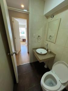 Ванная комната в Room with 2 beds - Shared Apartment