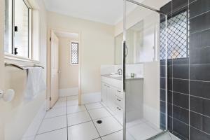 Ένα μπάνιο στο Urban Escape Spacious Home in Rothwell Sleeps 8 +17 φωτογραφίες