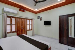 Una cama o camas en una habitación de Hotel O Kashi Ghat Varanasi Formerly Gulab Residency