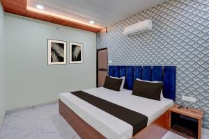 Una cama o camas en una habitación de Hotel O Kashi Ghat Varanasi Formerly Gulab Residency