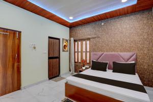 Una cama o camas en una habitación de Hotel O Kashi Ghat Varanasi Formerly Gulab Residency 21 fotos más