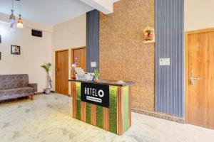 Un lugar para sentarse en Hotel O Kashi Ghat Varanasi Formerly Gulab Residency