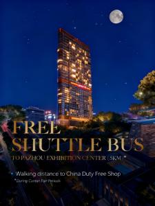 Un edificio de noche con la luna en el cielo. en WAIFIDEN Guangzhou Grand View Golden Palace Apartment, en Guangzhou