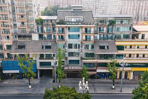einen Blick über ein großes Gebäude in einer Stadt in der Unterkunft Starway Hotel Chongqing Nanbin Road Riverview in Chongqing
