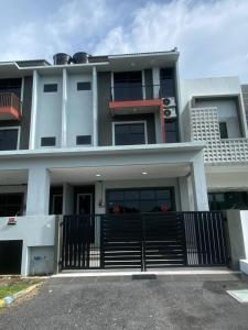un gran edificio blanco con una puerta negra en 96 HomeStay Sungai Besar, en Sungai Besar