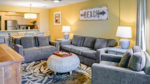 Гостиная зона в Newly Renovated Beachfront Condo Pool Balcony 108 Summerhouse by AvantStay