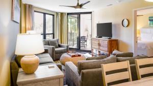 Телевизор и/или развлекательный центр в Newly Renovated Beachfront Condo Pool Balcony 108 Summerhouse by AvantStay