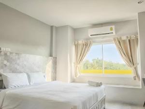 Ένα ή περισσότερα κρεβάτια σε δωμάτιο στο Kosit One Hotel