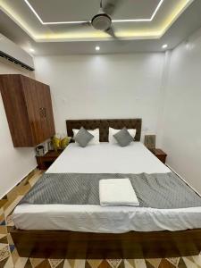 Postel nebo postele na pokoji v ubytování Parvati inn home stay