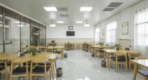 Restaurace v ubytování GreenTree Inn Zhangjiagang Yangshe Old Street Stadium