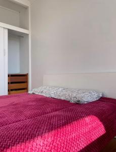 a bedroom with a bed with a pink blanket at Budget-friendly room near Sunshine Station to CBD in Sunshine
