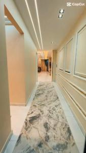 Un pasillo con suelo alfombrado en un edificio. en ميدان لبنان المهندسين برج ابو الكرامات, en El Cairo