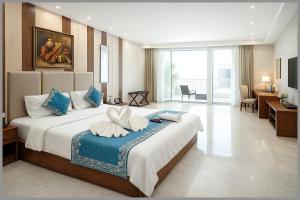 Una cama o camas en una habitación de Hotel Shree Ramayanam Premium Near Ayodhya Railway Station 200m - Shri Ram Janmbhoomi Temple 900m - Free Wifi and Parking Facility - Fully Air conditioning Premium Room- Best Premium Hotel In Ayodhya