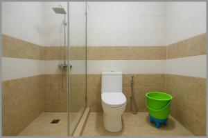 Un baño de Hotel Shree Ramayanam Premium Near Ayodhya Railway Station 200m - Shri Ram Janmbhoomi Temple 900m - Free Wifi and Parking Facility - Fully Air conditioning Premium Room- Best Premium Hotel In Ayodhya