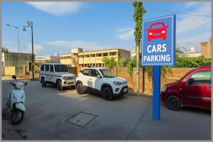 Galería fotográfica de Hotel Shree Ramayanam Premium Near Ayodhya Railway Station 200m - Shri Ram Janmbhoomi Temple 900m - Free Wifi and Parking Facility - Fully Air conditioning Premium Room- Best Premium Hotel In Ayodhya en Ayodhya