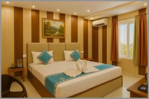Una cama o camas en una habitación de Hotel Shree Ramayanam Premium Near Ayodhya Railway Station 200m - Shri Ram Janmbhoomi Temple 900m - Free Wifi and Parking Facility - Fully Air conditioning Premium Room- Best Premium Hotel In Ayodhya 19 fotos más